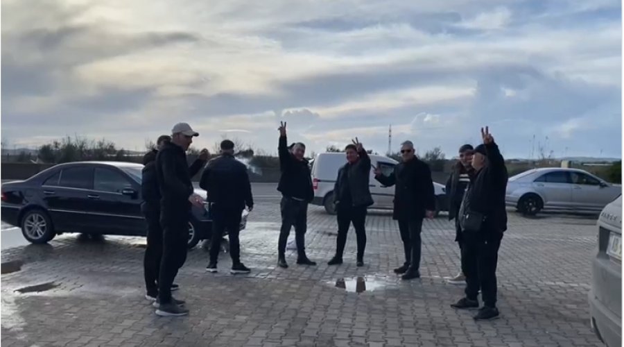 Qindra lushnjarë nisen për në protestën e opozitës: Sot, më shumë se kurrë ka arsye për të protestuar