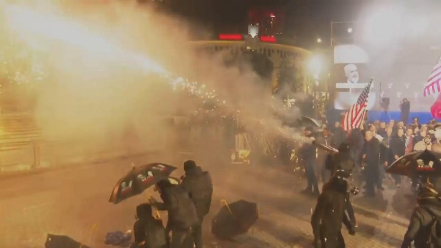 Agjencia ndërkombëtare e lajme jehonë protestës: Zjarre, shpërthime dhe gaz lotsjellës gjatë protestave antiqeveritare në Tiranë