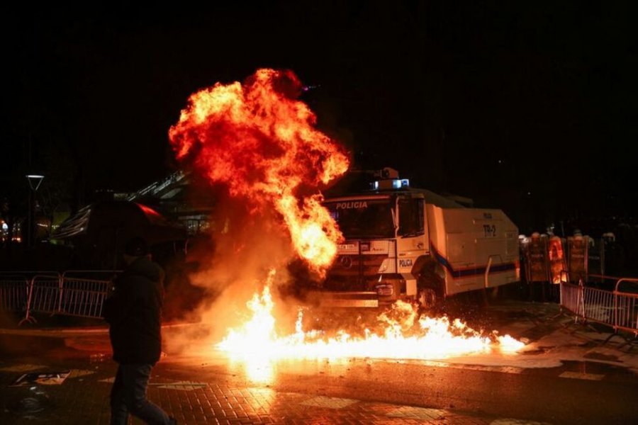 Media amerikane US News: Akuzat për korrupsion shkaktojnë përplasje në Shqipëri mes policisë dhe protestuesve