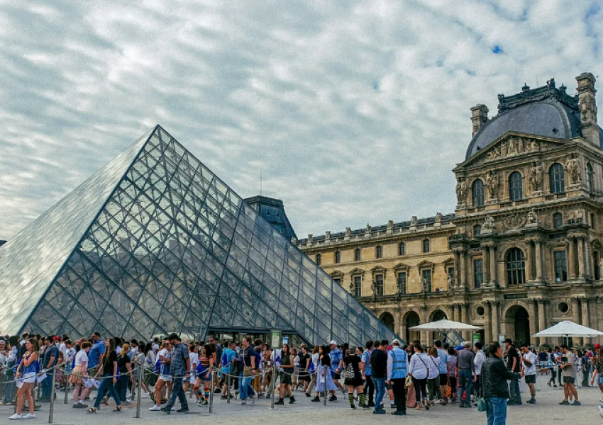 Franca priti një numër rekord vizitorësh në vitin 2025, duke ruajtur titullin e vendit më të vizituar në botë