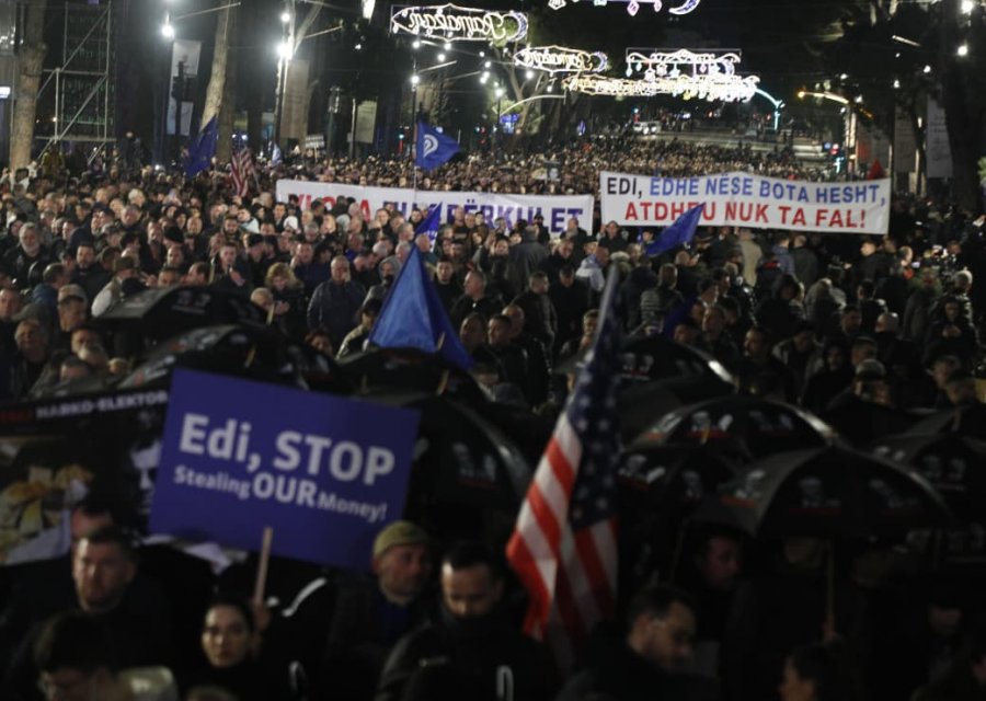 'Nga thirrjet për dorëheqjen e Ramës dhe Ballukut, te përplasjet me policinë'/ Çfarë ndodhi në protestën e opozitës