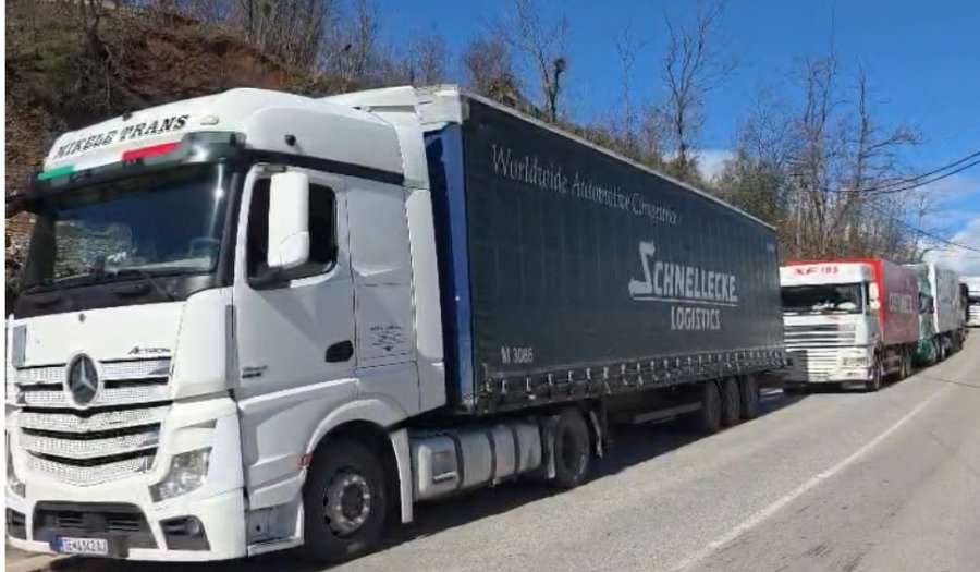 Bllokohet qarkullimi i kamionëve dhe autobusëve në hyrje të Librazhdit dhe në Hotolisht, krijohet trafik
