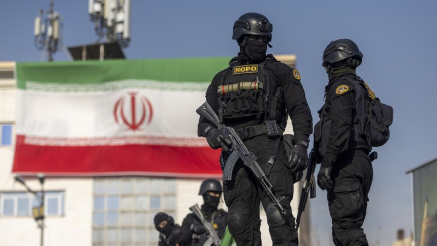 'Ushtrojnë dhunë seksuale/ Dëshmi tronditëse për tortura ndaj grave protestuese në Iran: Policët u heqin...