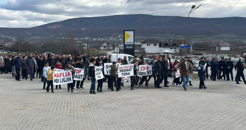 Në shenjë pakënaqësie për pronat, banorët e fshatit Zajm të Klinës protestojnë – bllokojnë rrugën