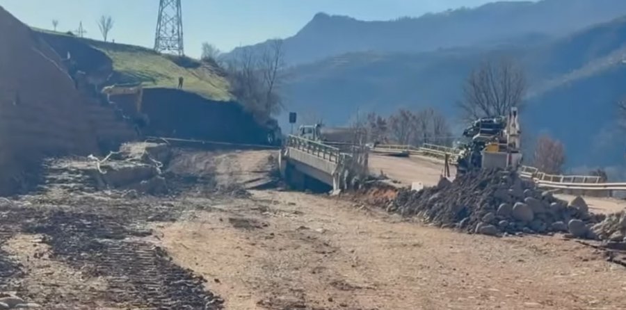 ‘Rrezik i lartë’ – Ushtria dhe FNSH dislokohen tek ‘Arrat e Gurrës’, vendoset perimetër i rreptë sigurie pas shembjes së rrugës