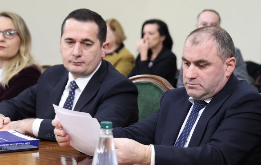 Trondit prokuroria: 'Kriminelë' dhe anëtarë të kabinetit të Ballukut u kanë bërë presion dëshmitarëve, kanë tentuar t'i...