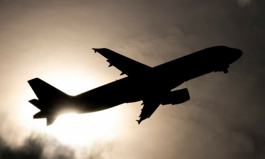 Vuante nga një problem me zemrën/ Foshnja ndërron jetë gjatë fluturimit për në Paris