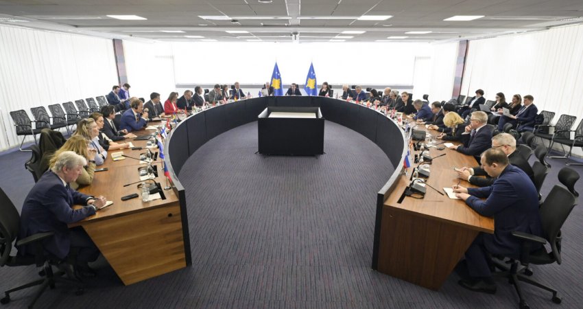 Kurti i mbledh në takim ambasadorët, i njofton për zbatimin e Ligjit për të Huajt dhe atij për Automjete