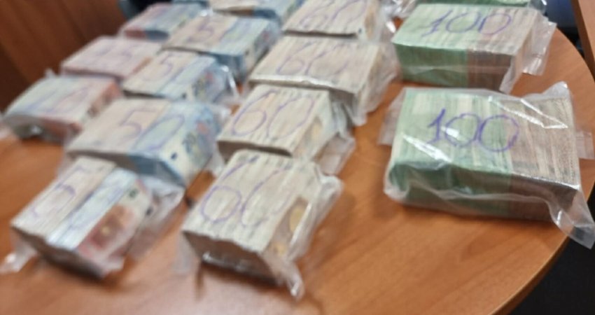 Ndalohen për 48 orë tre të dyshuarit që u kapën me mbi 1 milion euro në Merdare, dyshohen për “shpëlarje të parave”