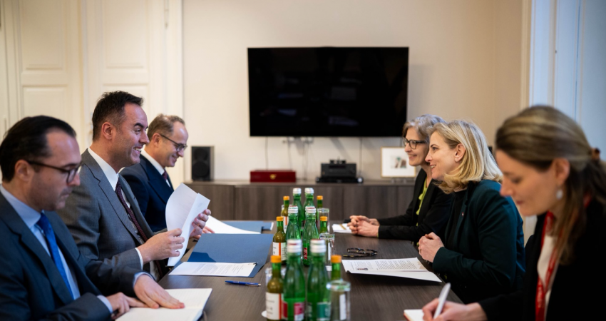 Kryediplomatja austriake pas takimit me Konjufcën: Mund të llogarisni në mbështetjen tonë të fortë për rrugën drejt BE’së