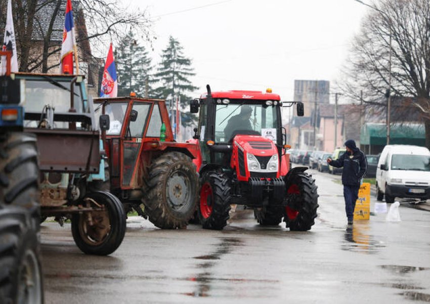Fermerët serbë bllokojnë rrugët për të kërkuar subvencione më të larta dhe ndalim të importit