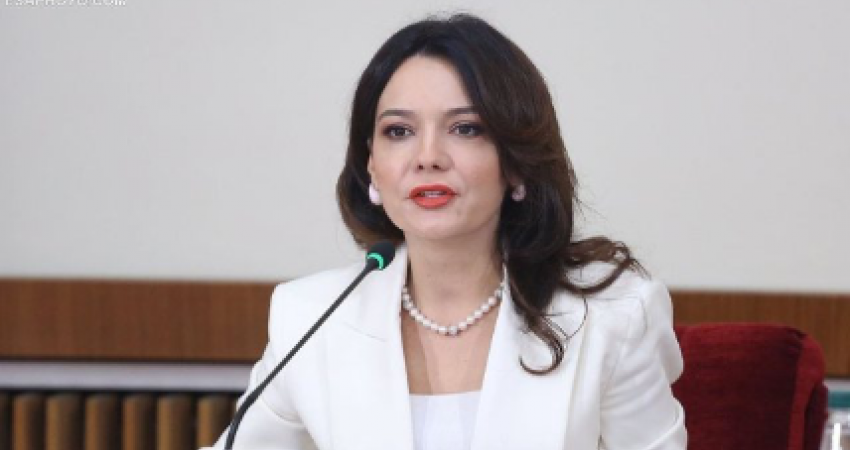 Kryediplomatja shqiptare viziton sot Kosovën, pritet nga krerët e shtetit