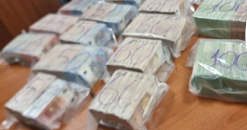 1 milion euro në veturë, kontrolli në kufi dhe arrestimi i të dyshuarve – gjithçka nga rasti i shpëlarjes së parave