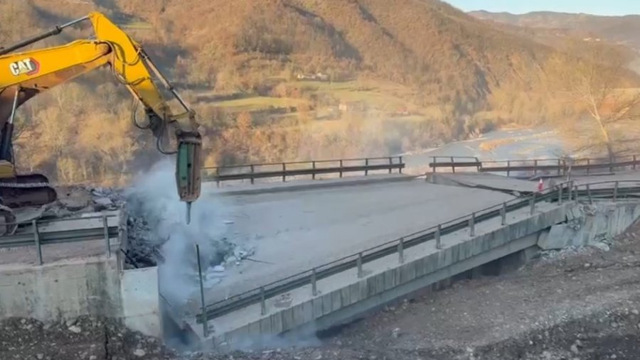 U dëmtua nga rrëshqitja e tokës dhe bllokoi rrugën, nis demontimi i urës në Dragostunjë