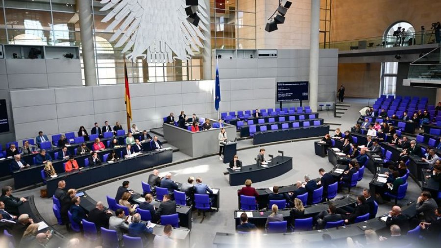 Aksesi në tregun e punës/ Dhoma e ulët e parlamentit gjerman miraton reformat e azilit në BE