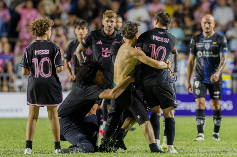 VIDEO/ Incident në ndeshjen Inter Miami – Independiente del Valle, Messi përplaset në fushë nga tifozët