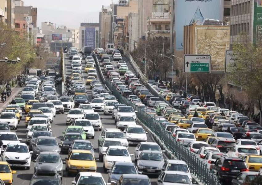 Rradhë e gjatë makinash në Tehran! Qytetarët i ikin luftës