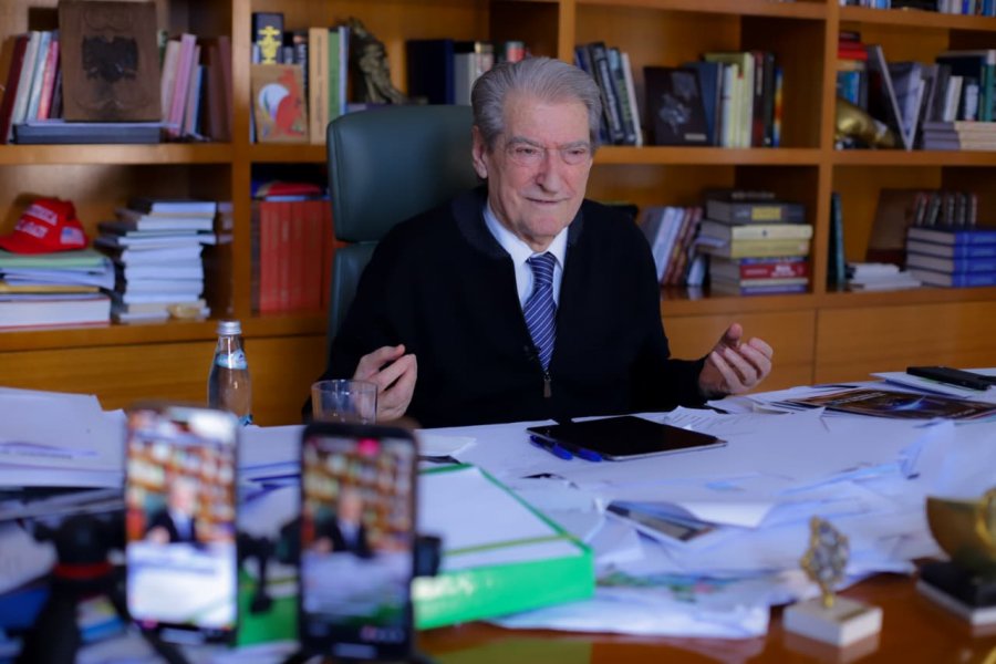 Berisha: Ftoj çdo socialist të ndershëm, të bashkohemi të heqim këtë të keqe të madhe që Shqipëria nuk e ka pasur kurrë në krye pas Enver Hoxhës