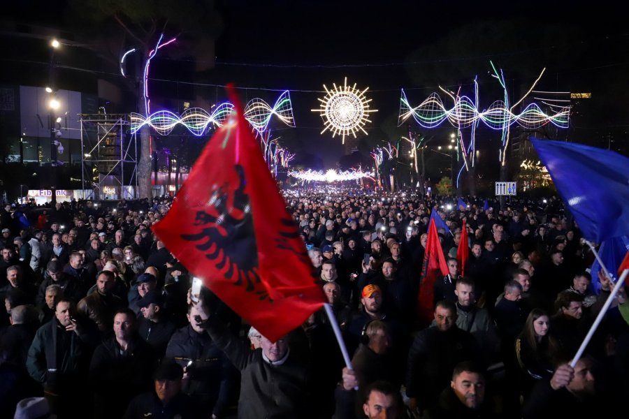 ‘Rrugët kanë rënë, aferat e qeverisë zmadhohen’, Këlliçi: Rama s’qeveris më, mbron interesat financiare nga drejtësia...