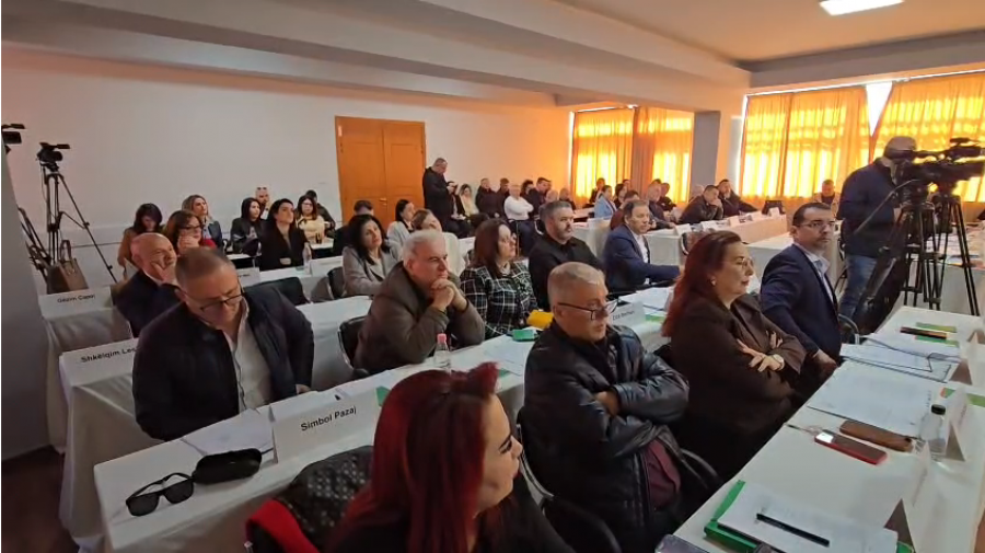 Hoxha kundër projektit të parkimeve me pagesë: Qytetarët vlonjatë nuk mund të mbajnë barrë të re financiare
