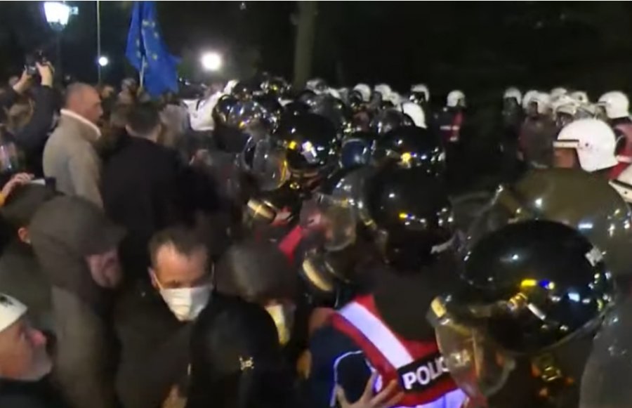 E paprecedentë/ Policia barrikadon rrugën tek Drejtoria e Policisë, Bardhi: E urdhëroi Suel Çela e Ergys Agasi