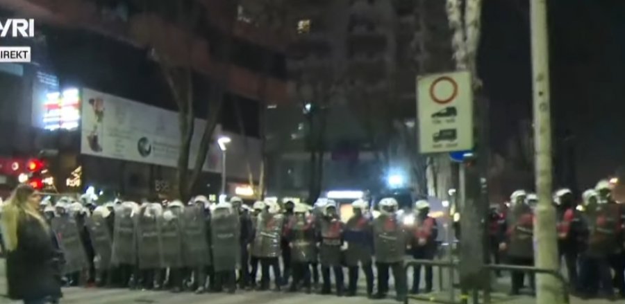 Rama mbron pushtetin me policë, bllokon rrugët e qytetarëve me barrikada policore