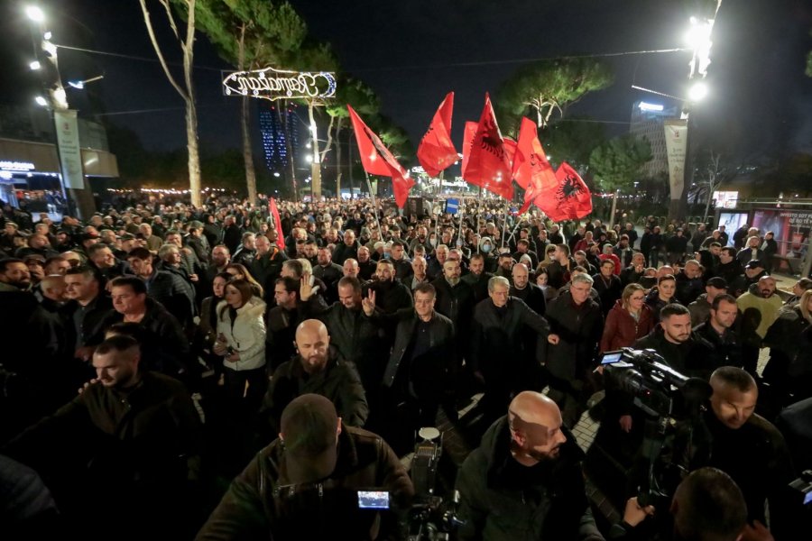 FOTO/ Protesta masive e opozitës, mijëra qytetarë derdhen në rrugët e Tiranës