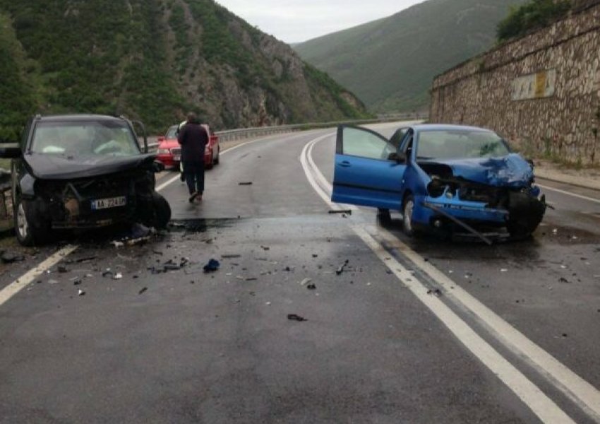 Aksident i rëndë në Peqin–Rrogozhinë, tre persona të plagosur