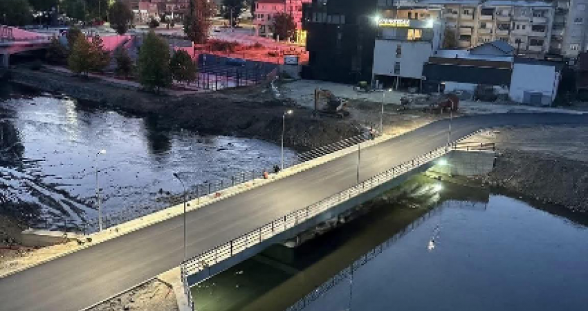 Një grua bie nga ura e re në Ibër, policia arrin ta shpëtojë