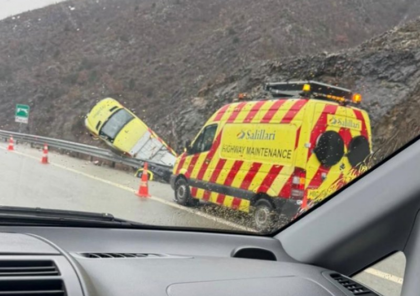 FOTO - ‘Rruga e Kombit’ si varrezë makinash/ Akulli ka pushtuar asfaltin, asnjë mjet që hedh kripë nuk është në terren