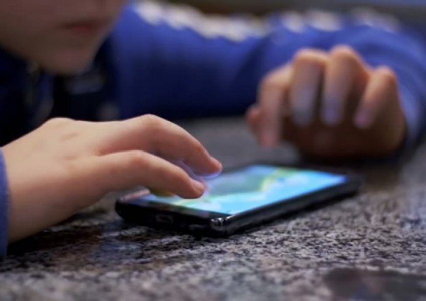 Para se t’ua lini telefonin në duar fëmijëve, lexojeni këtë