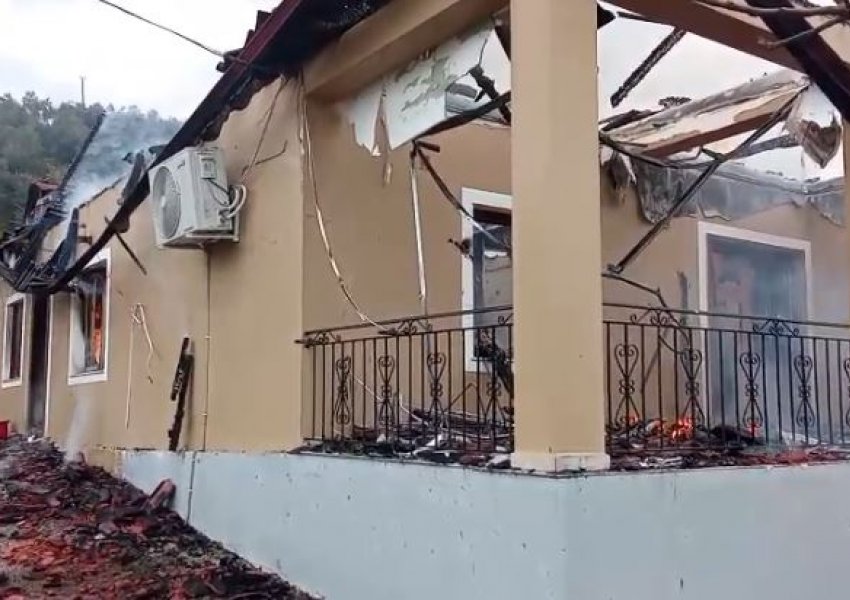 Përfshihet nga flakët një banesë në Elbasan, shpëtojnë tre anëtarë të familjes
