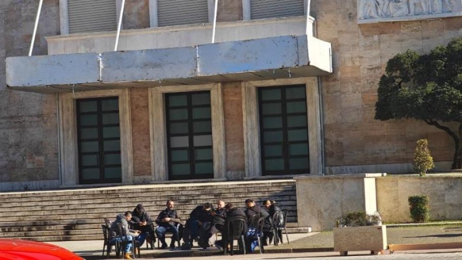 Adriatik Lapaj nis protestën para kryeministrisë