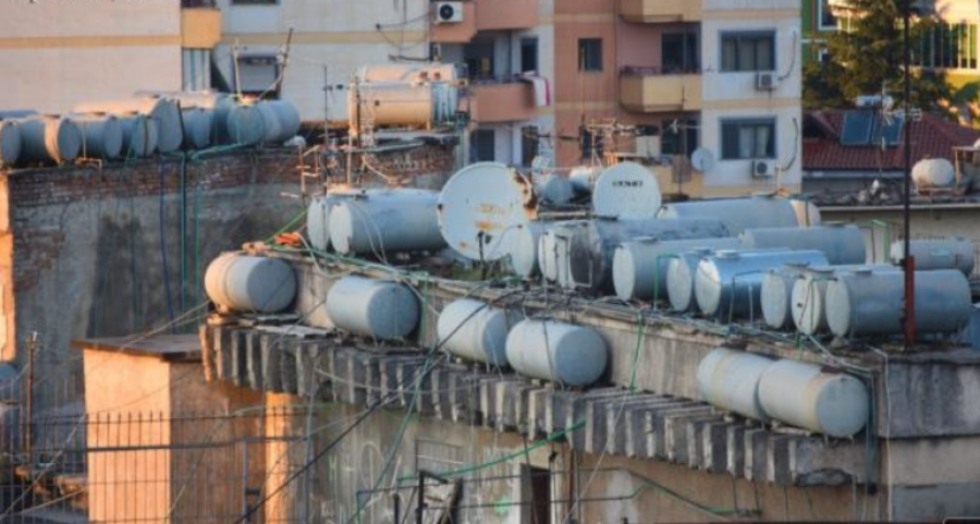 Depozitat e ujit në tarracat e pallateve në Durrës rrezikojnë jetën e banorëve