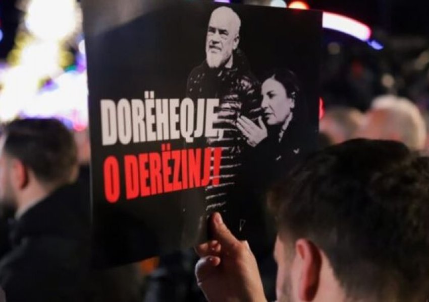 FOTOLAJM/ Qytetarët me pankarta në duar mesazh Ramës në foltoren e PD-së: Dorëheqje, o derëzinj