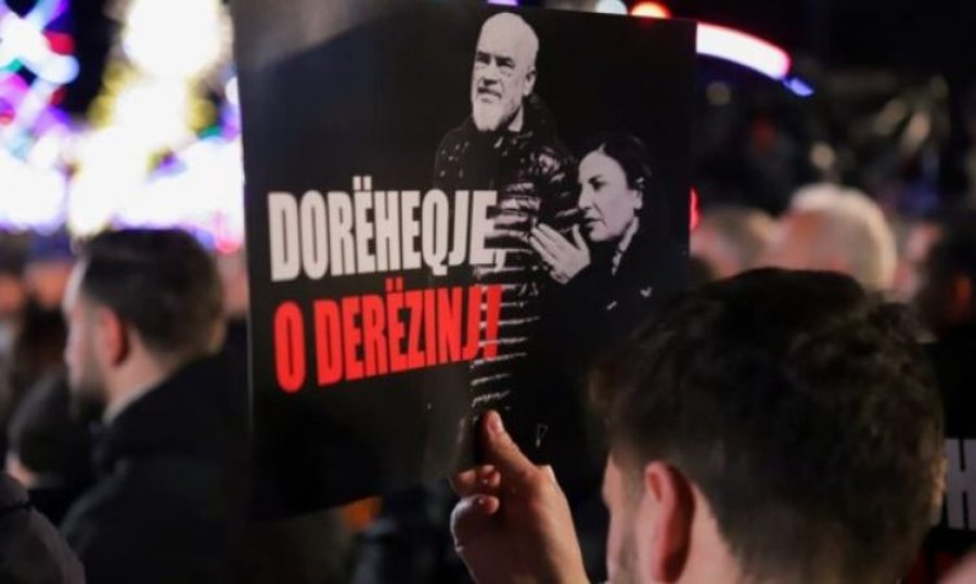 FOTOLAJM/ Qytetarët me pankarta në duar mesazh Ramës në foltoren e PD-së: Dorëheqje, o derëzinj