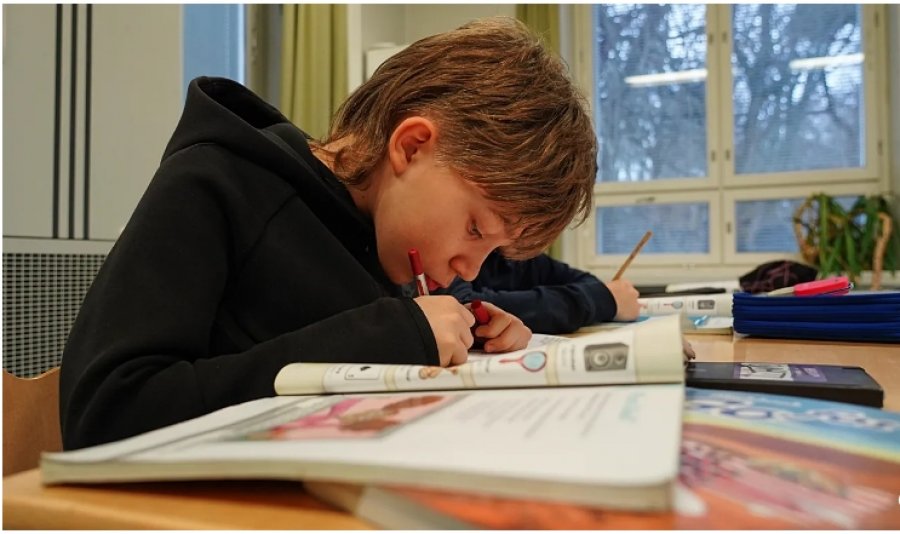 Pas dekadash mësimdhënieje të shkrim-leximit mediatik, Finlanda i pajis studentët me aftësi për të dalluar mashtrimet e thella të inteligjencës artificiale