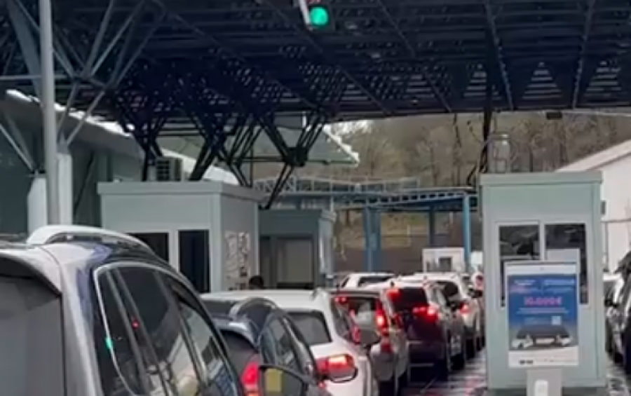 Kthimi i emigrantëve pas festave, radhë të gjatë në Kakavijë, pala greke me dy sportele
