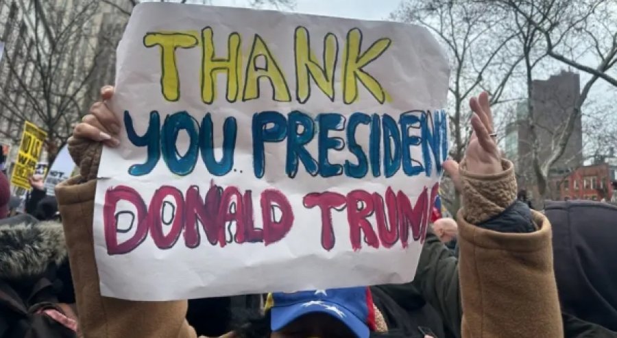 'Faleminderit president Trump!' Pankarta para gjykatës ku u paraqit Maduro! Gjyqi zgjat 30 minuta