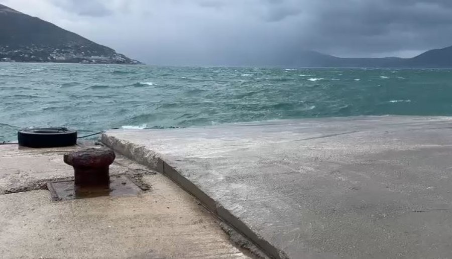 Kushtet e vështira atmosferike pezulluan përkohësisht nisjen e tragetit Vlorë-Brindisi