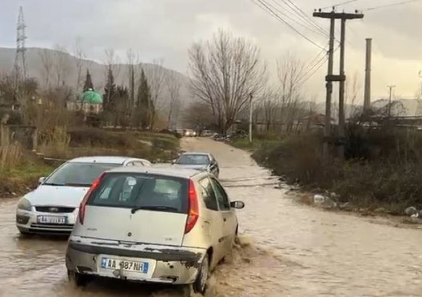 Aksi Laç-Milot bllokohet pas përmbytjeve, paralizohet qarkullimi i automjeteve