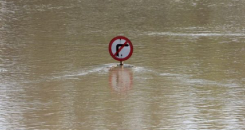 IHMK paralajmëron vazhdim të reshjeve të shiut, disa lumenj kanë dalë nga shtrati