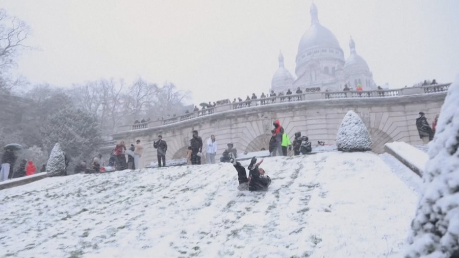 Paris/ Bora e rrallë ndryshon panoramën e kryeqytetit francez