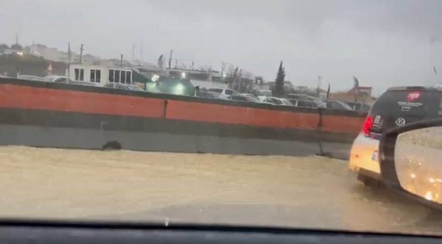 Shiu i dendur ‘pushton’ vendin, apeli i policisë: Tregoni kujdes, disa rrugë janë bllokuar...
