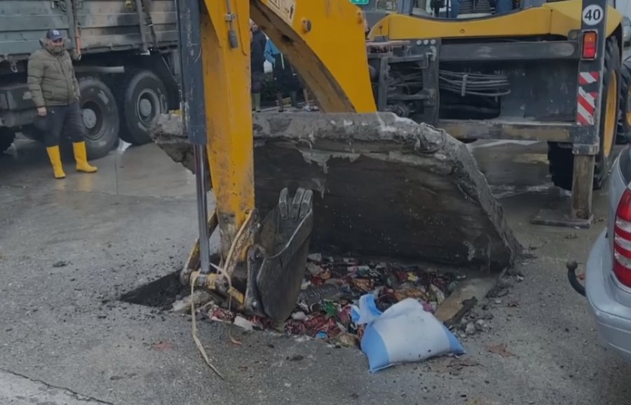 Përmbytjet në Durrës/ Në zonën e ish Kënetës kanalet të bllokuara (VIDEO)