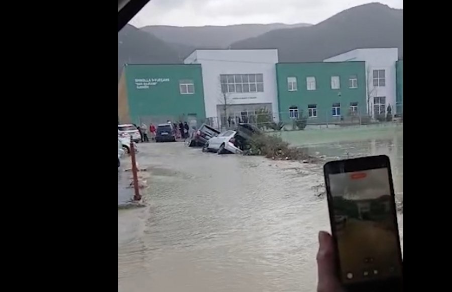 Kurbin/ Përroi del nga shtrati përmbyt rrugë, biznese e banesa! Probleme në aksin nacional Milot–Mamurras