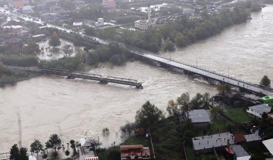 Lezha e Kurbini nën ujë/ Banorët dhe tokat bujqësore të rrezikuara, infrastruktura dështon