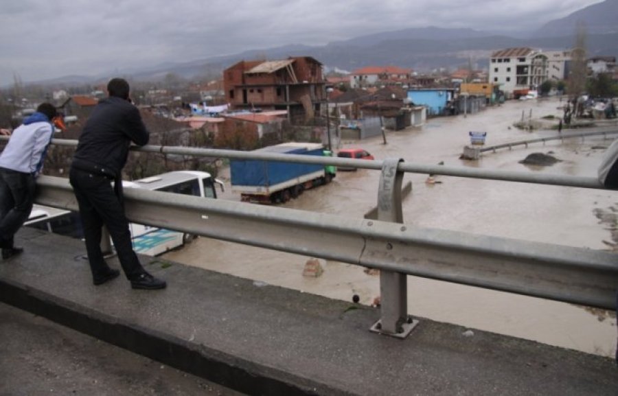 Përmbytet aksi Tiranë-Durrës, bllokohet rruga, devijohet kalimi 