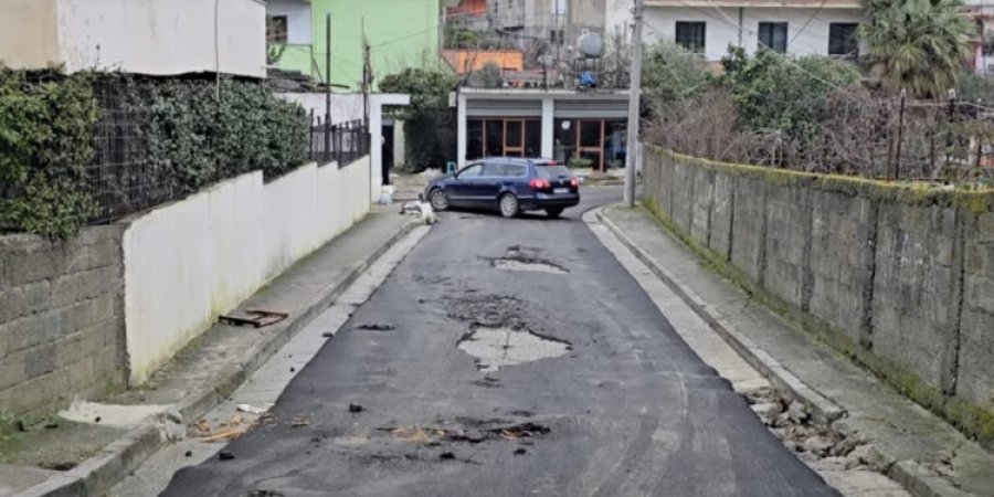  Asfalt turpi në Durrës: Rruga u shtrua në dhjetor, u shkatërrua pas një dite shi