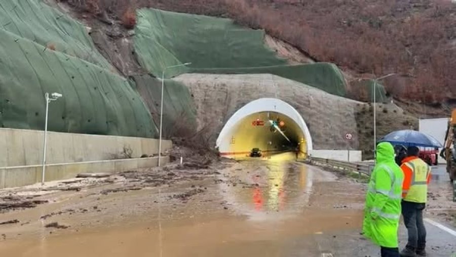 Kaso: Në rrugën e turpit Qukës-Qafë Plloçë inertet që rrëshqasin, rrezik për udhëtarët